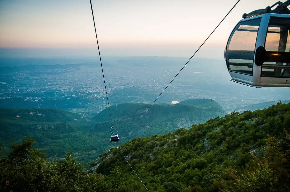 The Dajti Ekspres cable car offers a panoramic 15-minute ride to Mount Dajti. This is a low-impact activity ideal for post-treatment tourists. Once at the top, you can enjoy fresh air, a meal with a view, or simply relax in nature.